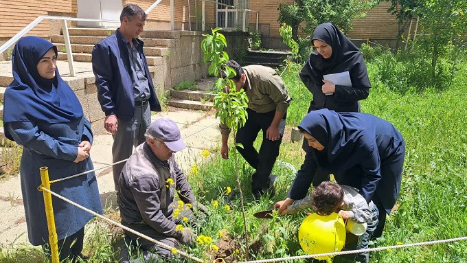 تجلیل از کارکنان پیشرو در مسیر جوانی جمعیت در مرکز بهداشت همدان